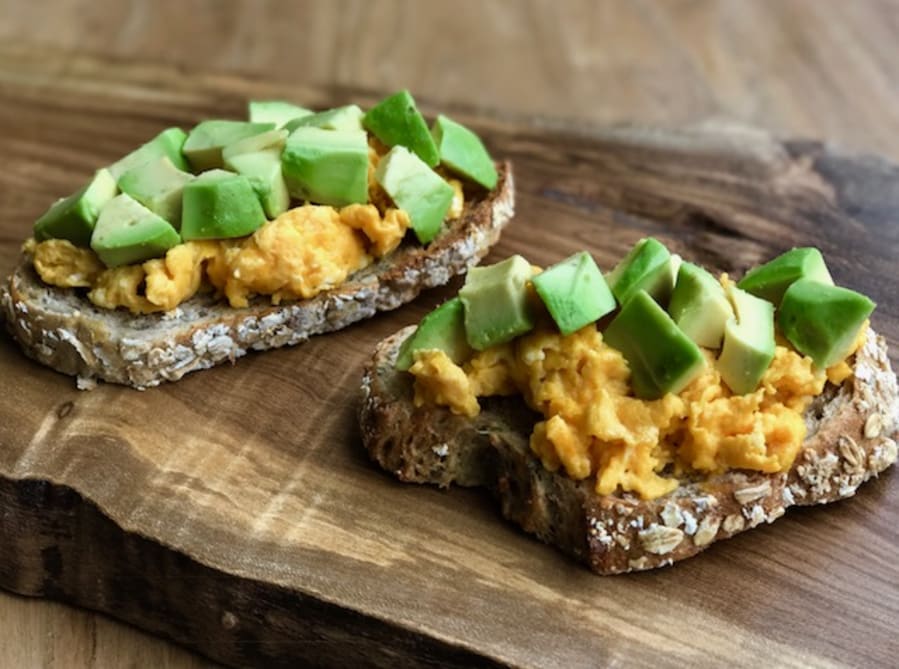 TOSTAS DE HUEVOS REVUELTOS CON AGUACATE
